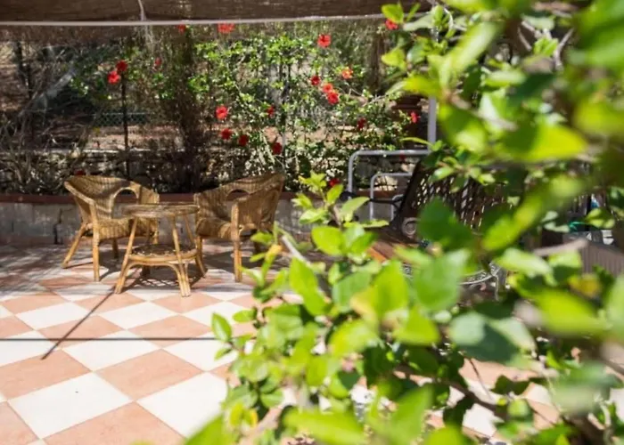 In Mit Terrasse Und Garten By Interhome Lejlighed